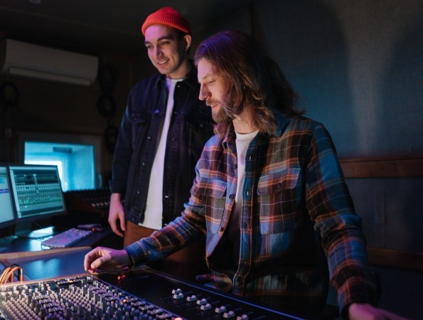 Image representation of how Creative Splits simplifies music royalties and licensing.