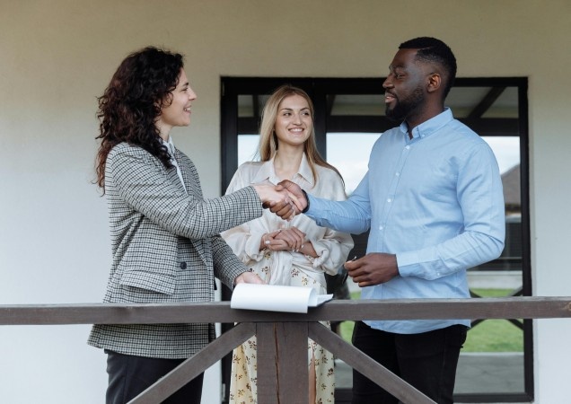 Image representation of dealers and builders receiving their incentives seamlessly through Creative Splits.